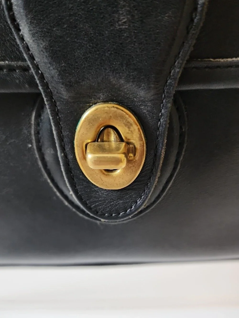 Coach Willis Vintage Leather Bag with Gold Hardware. 1996. D6L-9927. 10×10.5×2.